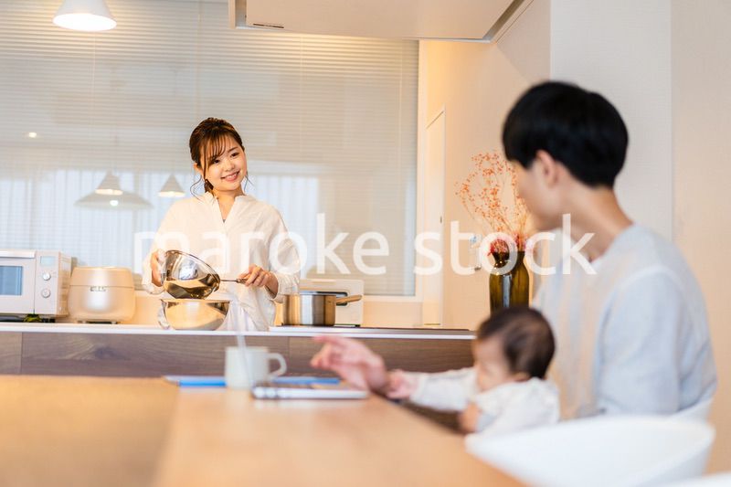 赤ちゃんと一緒にパソコンを使うパパ