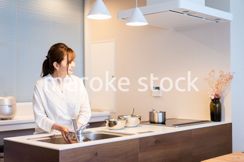 おうちのキッチンで料理をする主婦