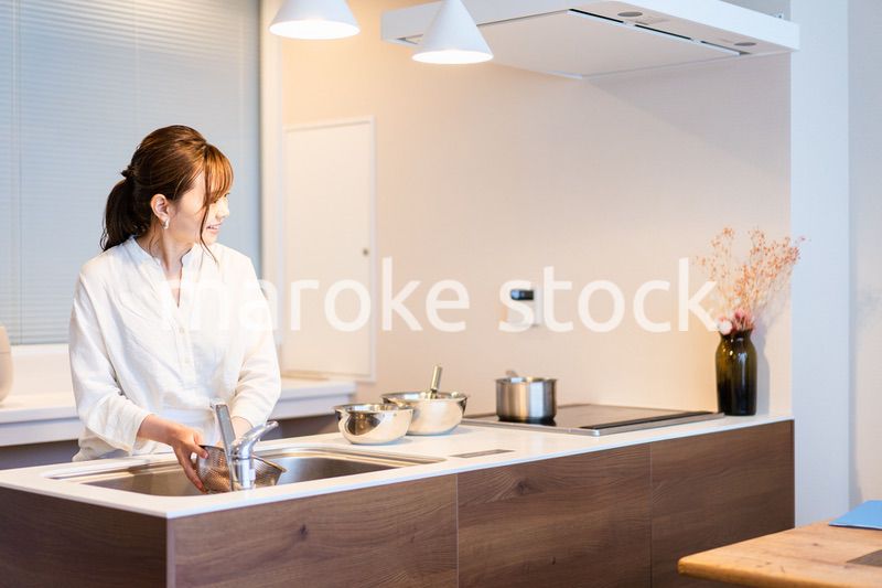 おうちのキッチンで料理をする主婦