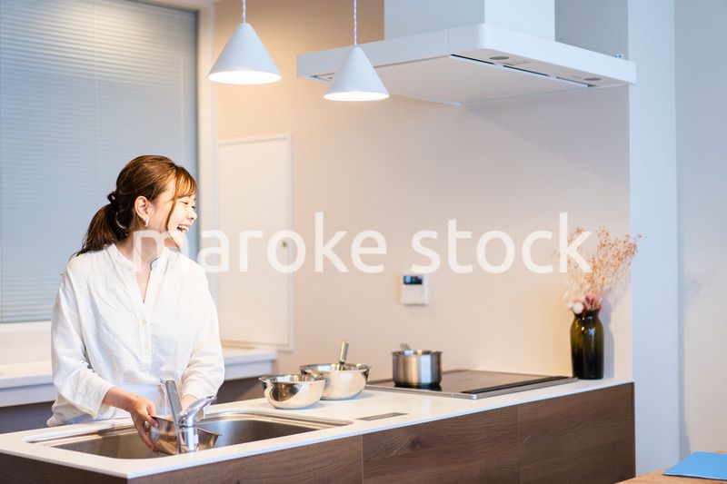 おうちのキッチンで料理をする主婦