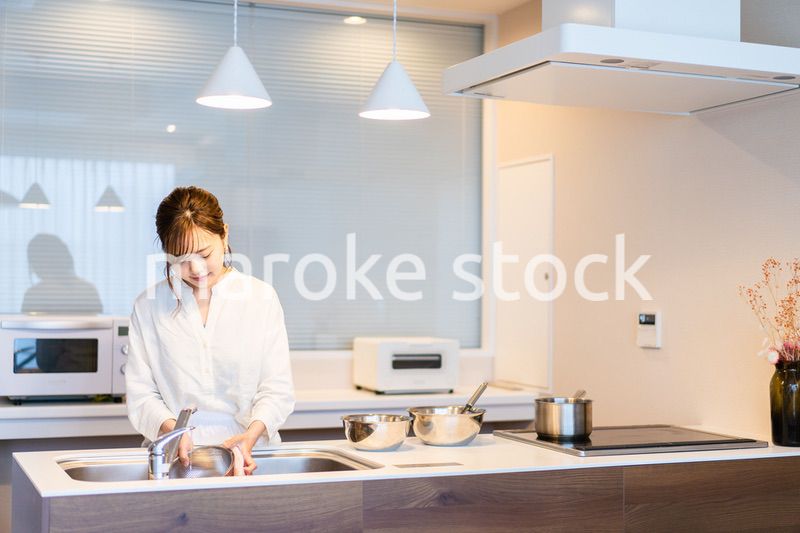 おうちのキッチンで料理をする主婦