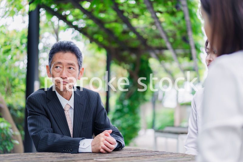 取材対応をする経営者