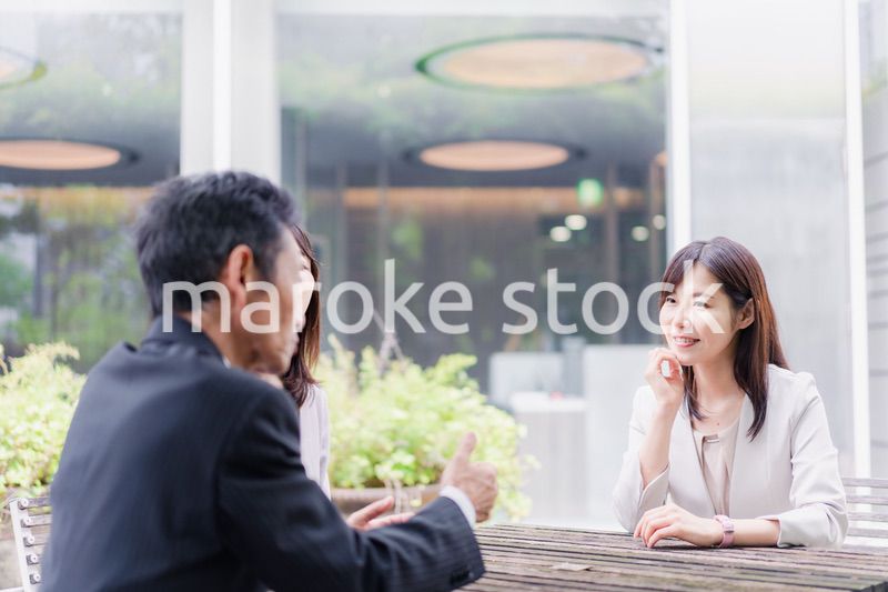 ワーキングランチをするビジネスパーソン