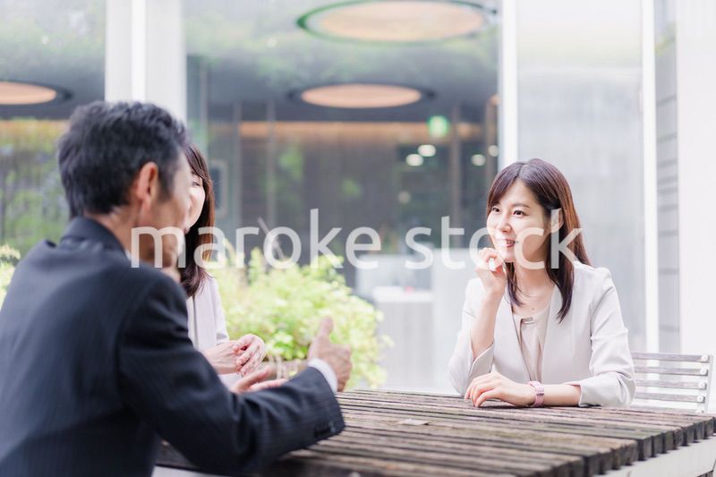 ワーキングランチをするビジネスパーソン