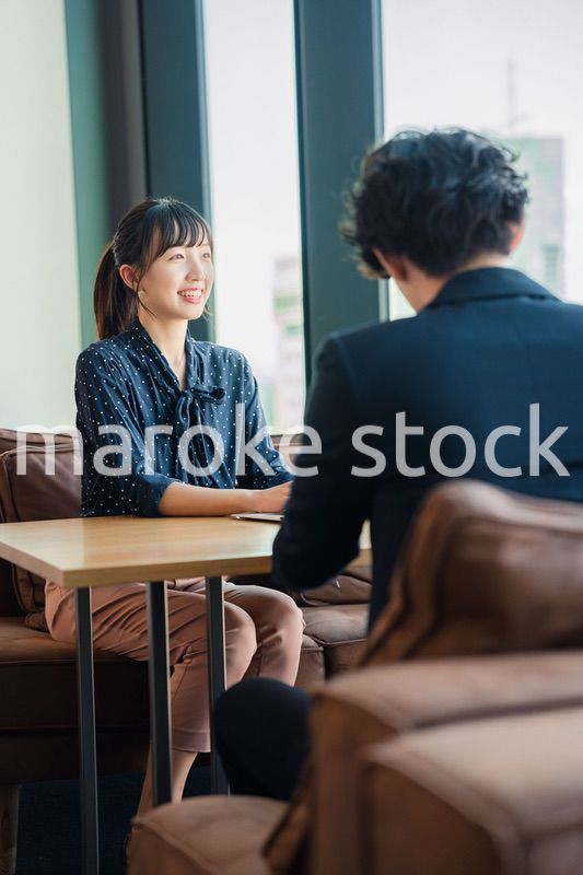 オフィスで働くビジネスパーソン