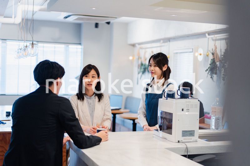 カフェで注文を取る若いスタッフ