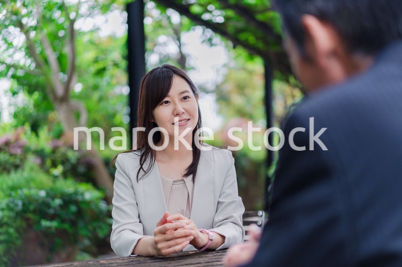 屋外で意見交換をするビジネスウーマン