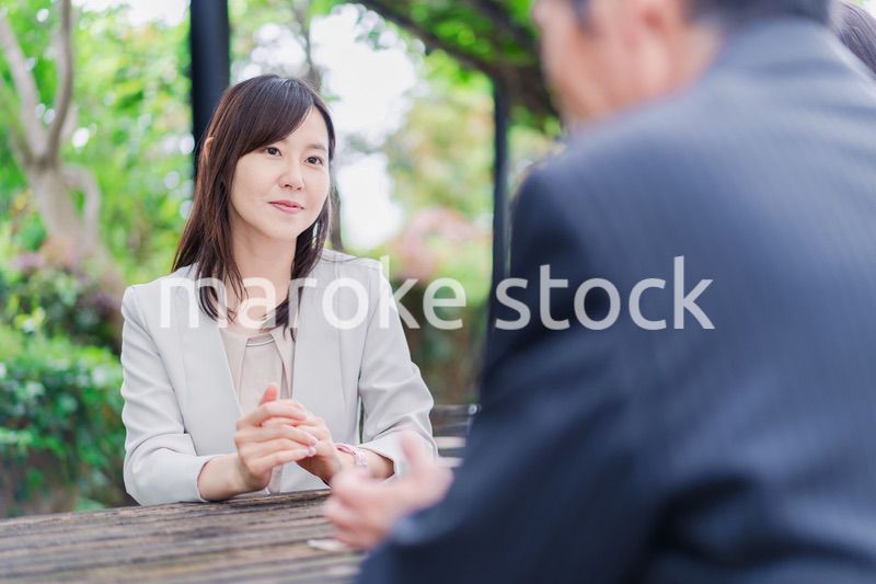 屋外で意見交換をするビジネスウーマン