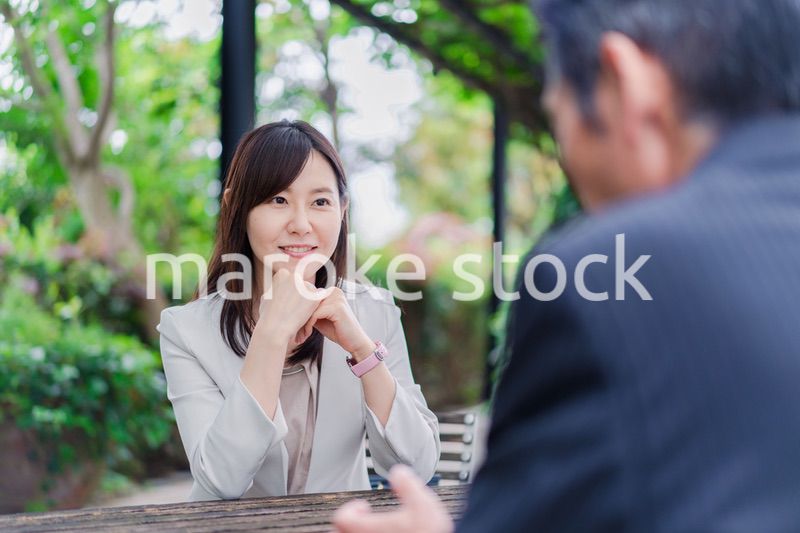 屋外で意見交換をするビジネスウーマン