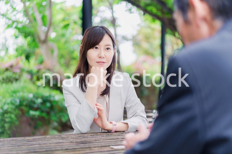 屋外で意見交換をするビジネスウーマン