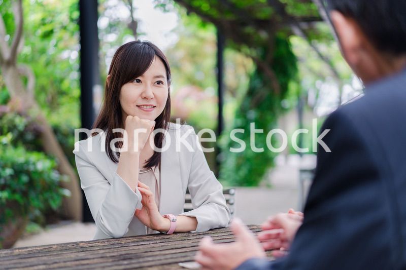 屋外で意見交換をするビジネスウーマン