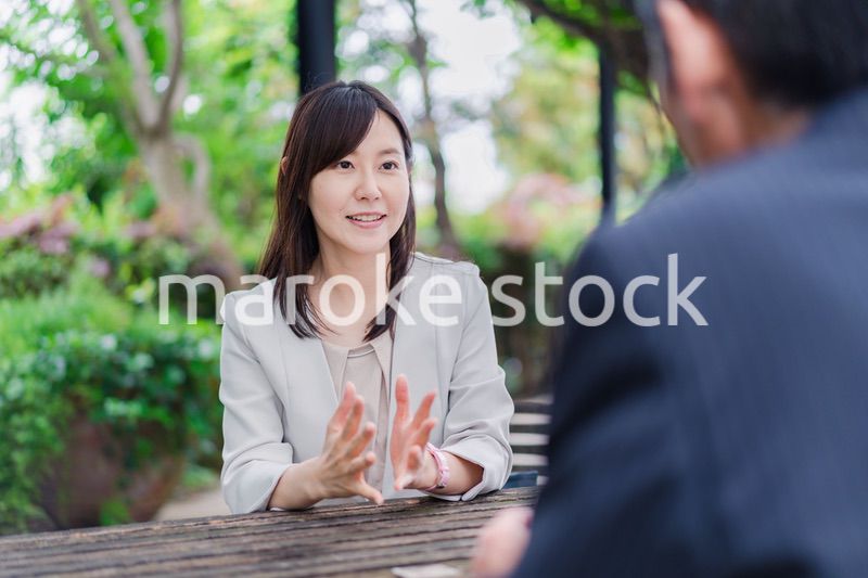 屋外で意見交換をするビジネスウーマン