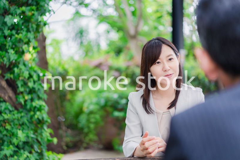 屋外で意見交換をするビジネスウーマン