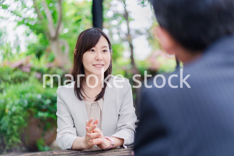 屋外で意見交換をするビジネスウーマン