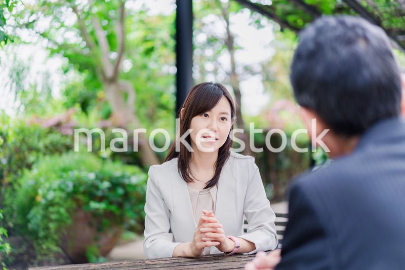 屋外で意見交換をするビジネスウーマン