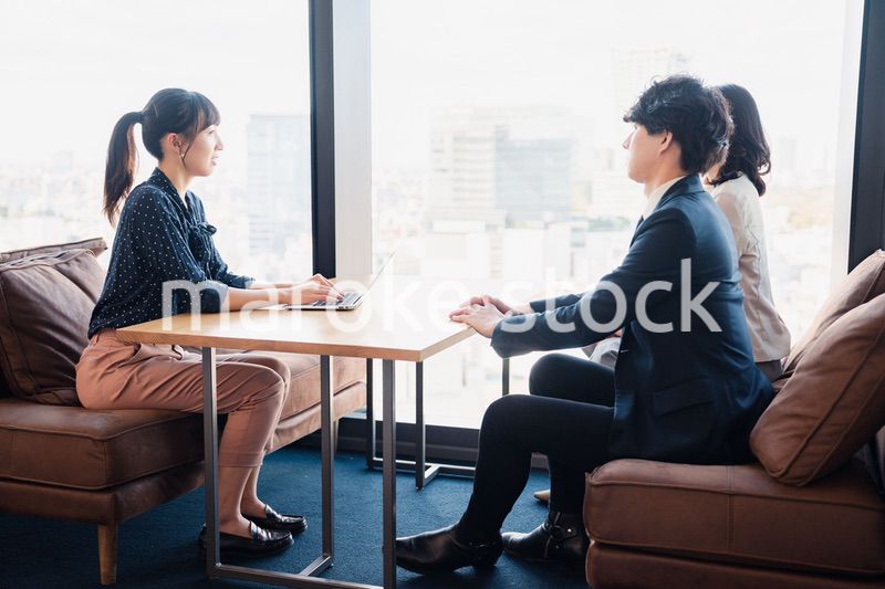 オフィスで働くビジネスパーソン