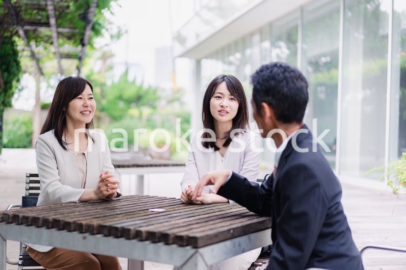 ワーキングランチをするビジネスパーソン