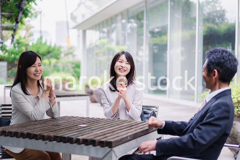 ワーキングランチをするビジネスパーソン