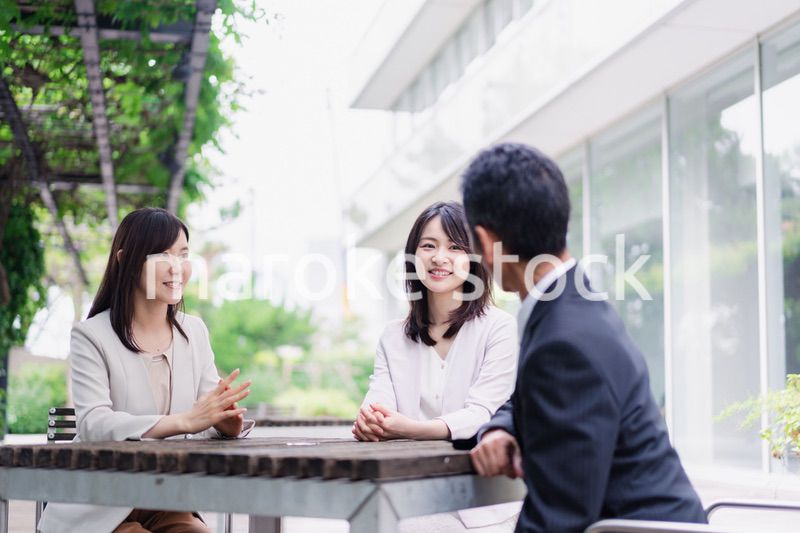 ワーキングランチをするビジネスパーソン