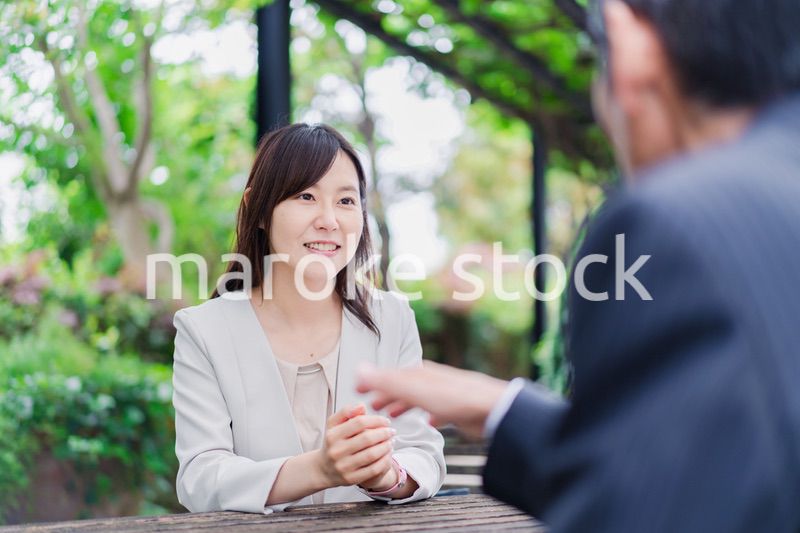屋外で意見交換をするビジネスウーマン