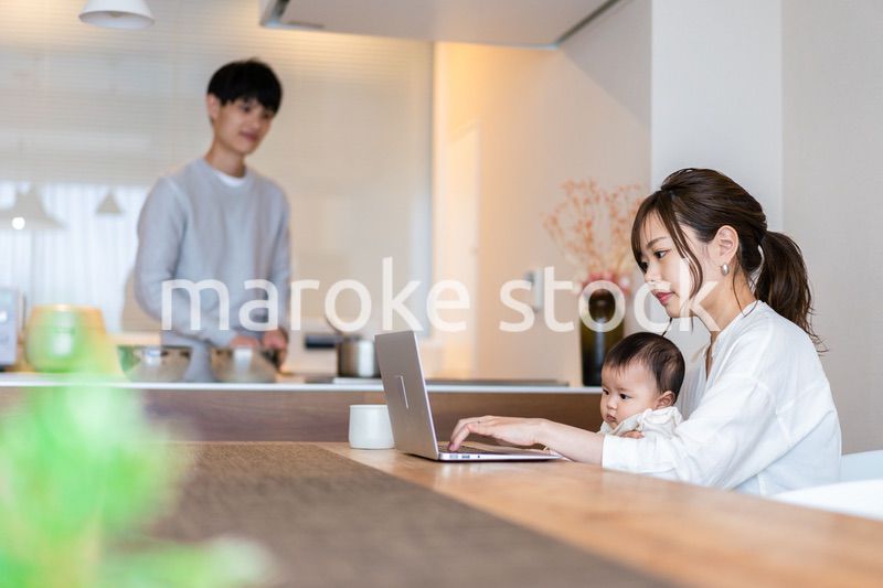 キッチンで料理をするパパ