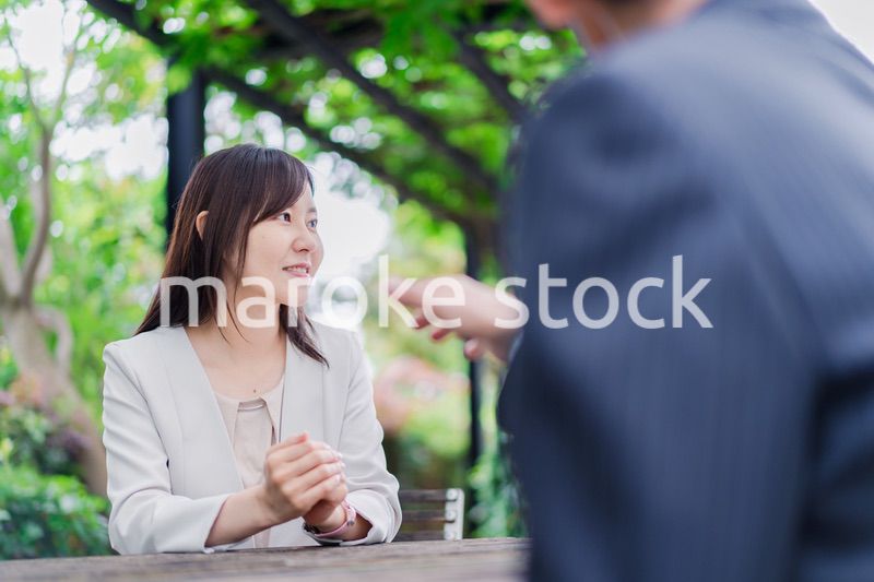 屋外で意見交換をするビジネスウーマン