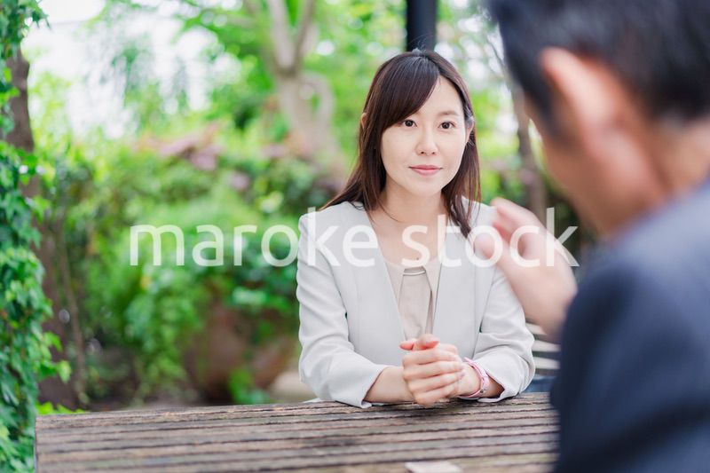 屋外で意見交換をするビジネスウーマン