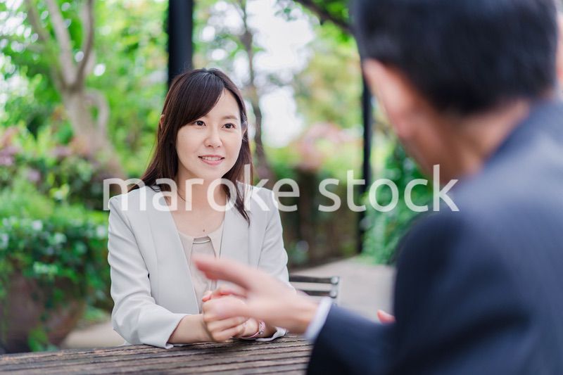 屋外で意見交換をするビジネスウーマン