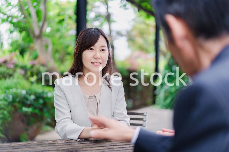 屋外で意見交換をするビジネスウーマン