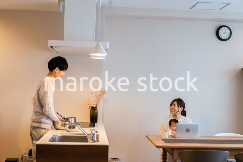 キッチンで料理をするパパ