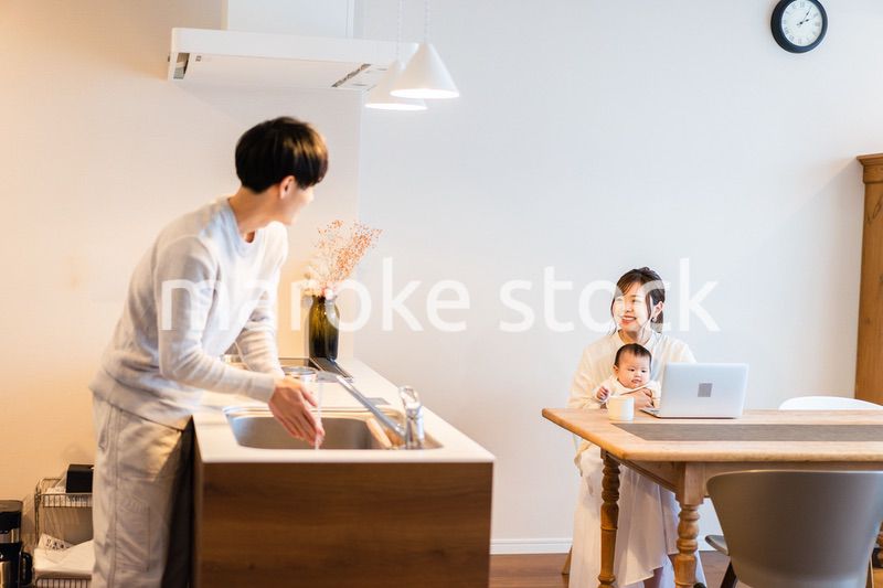 キッチンで料理をするパパ