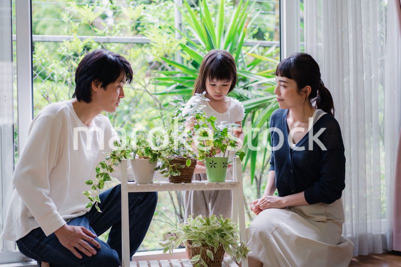 子供と一緒にガーデニングをする家族