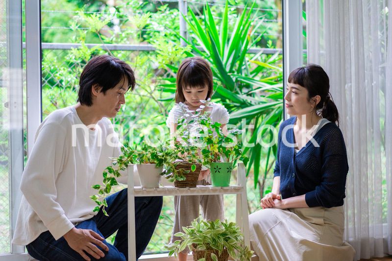 子供と一緒にガーデニングをする家族