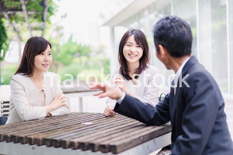 ワーキングランチをするビジネスパーソン