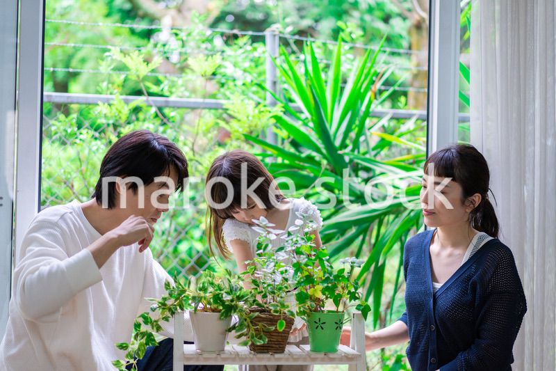 子供と一緒にガーデニングをする家族