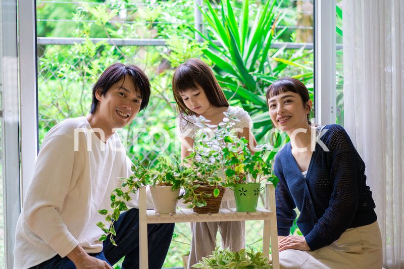 子供と一緒にガーデニングをする家族