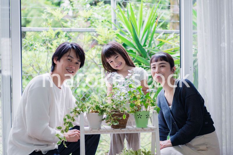 子供と一緒にガーデニングをする家族