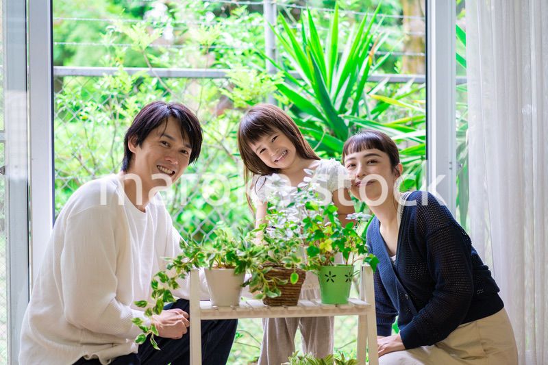 子供と一緒にガーデニングをする家族