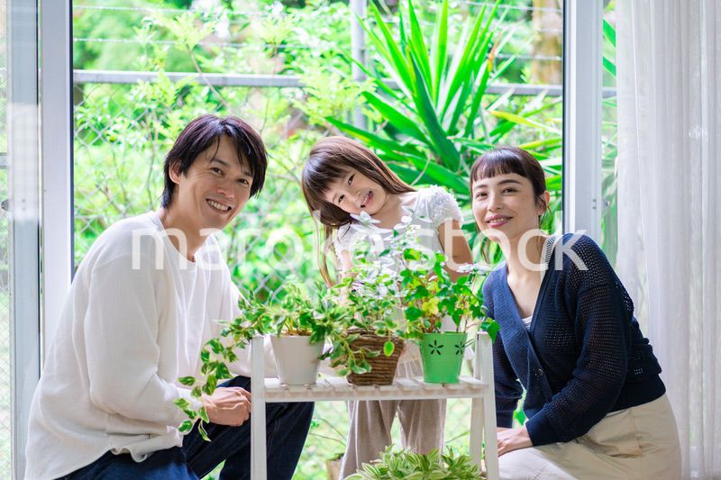 子供と一緒にガーデニングをする家族