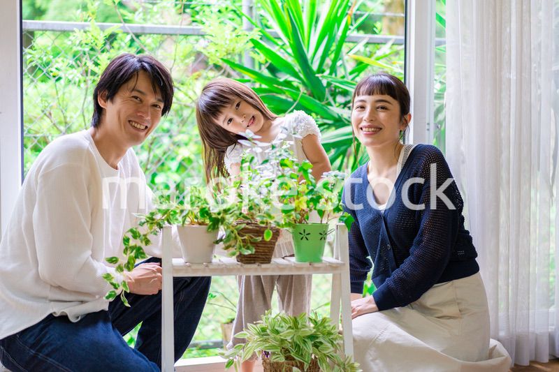 子供と一緒にガーデニングをする家族