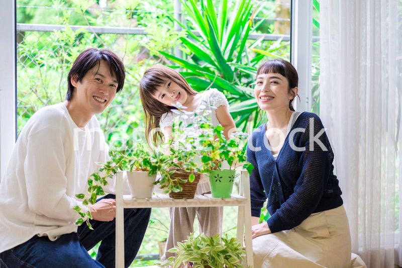 子供と一緒にガーデニングをする家族