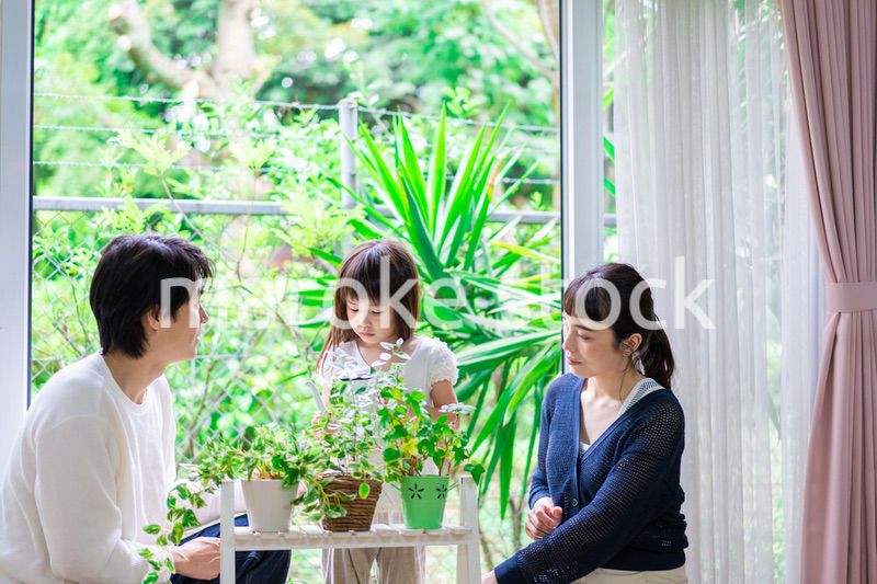 子供と一緒にガーデニングをする家族