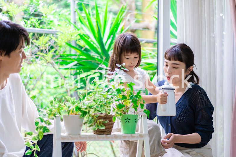 子供と一緒にガーデニングをする家族