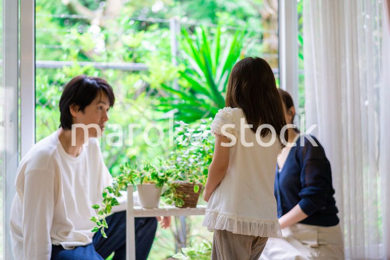 子供と一緒にガーデニングをする家族