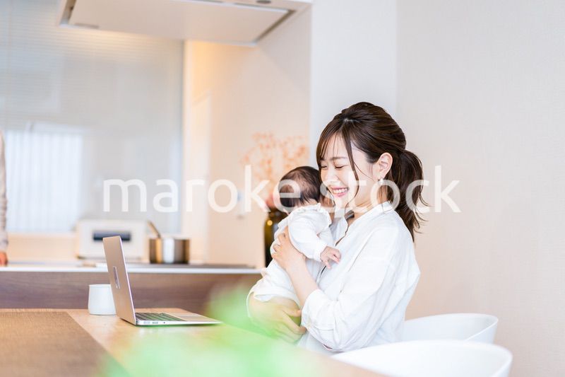 テレワークをするお母さんと赤ちゃん