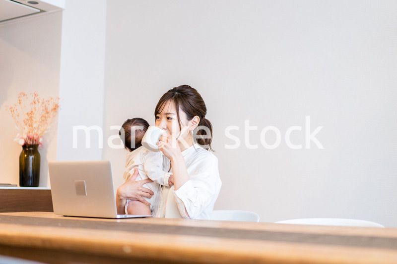 テレワークをするお母さんと赤ちゃん