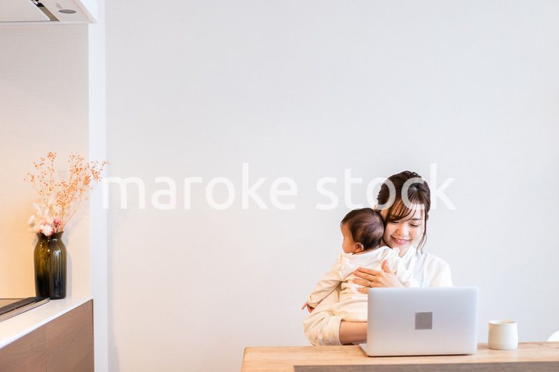 テレワークをするお母さんと赤ちゃん