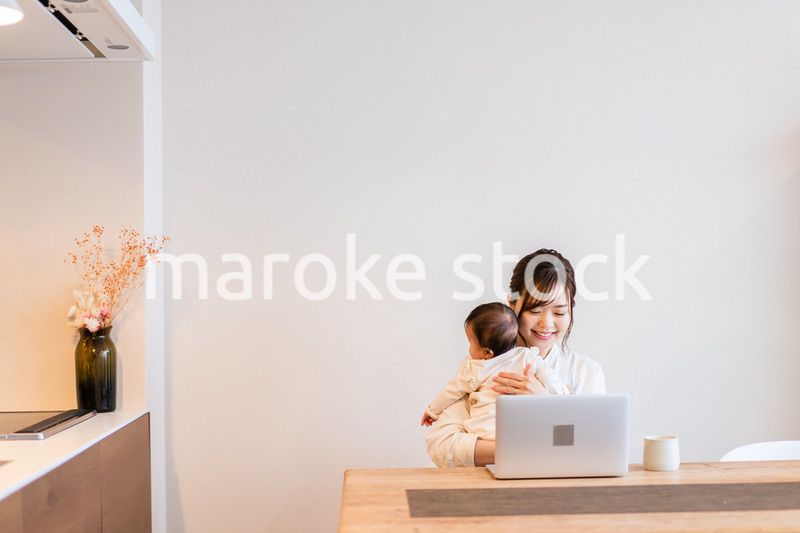 テレワークをするお母さんと赤ちゃん