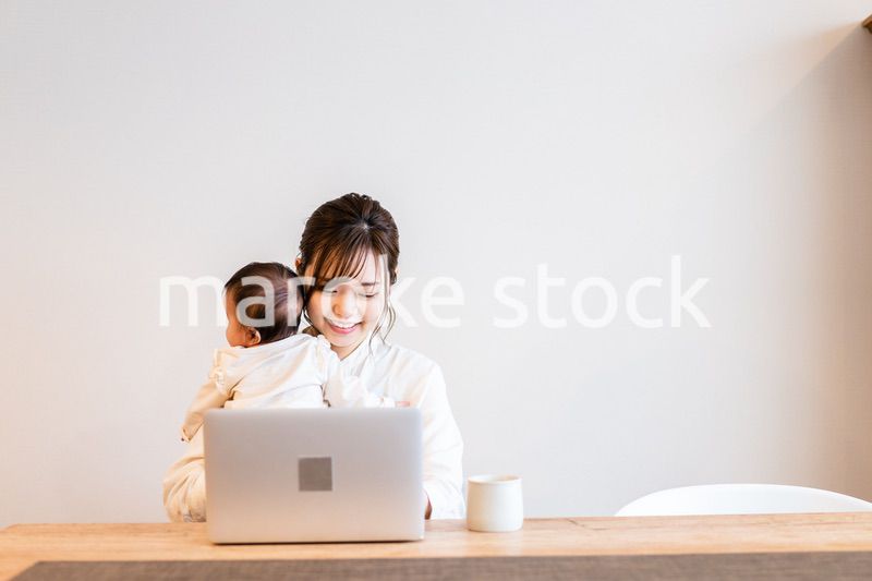 テレワークをするお母さんと赤ちゃん