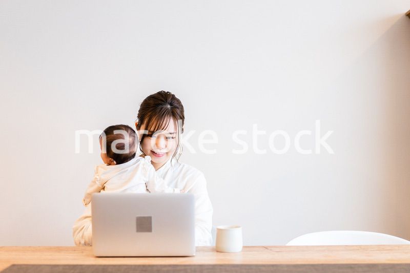 テレワークをするお母さんと赤ちゃん